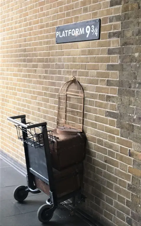 Platform 9 3/4 in King's Cross